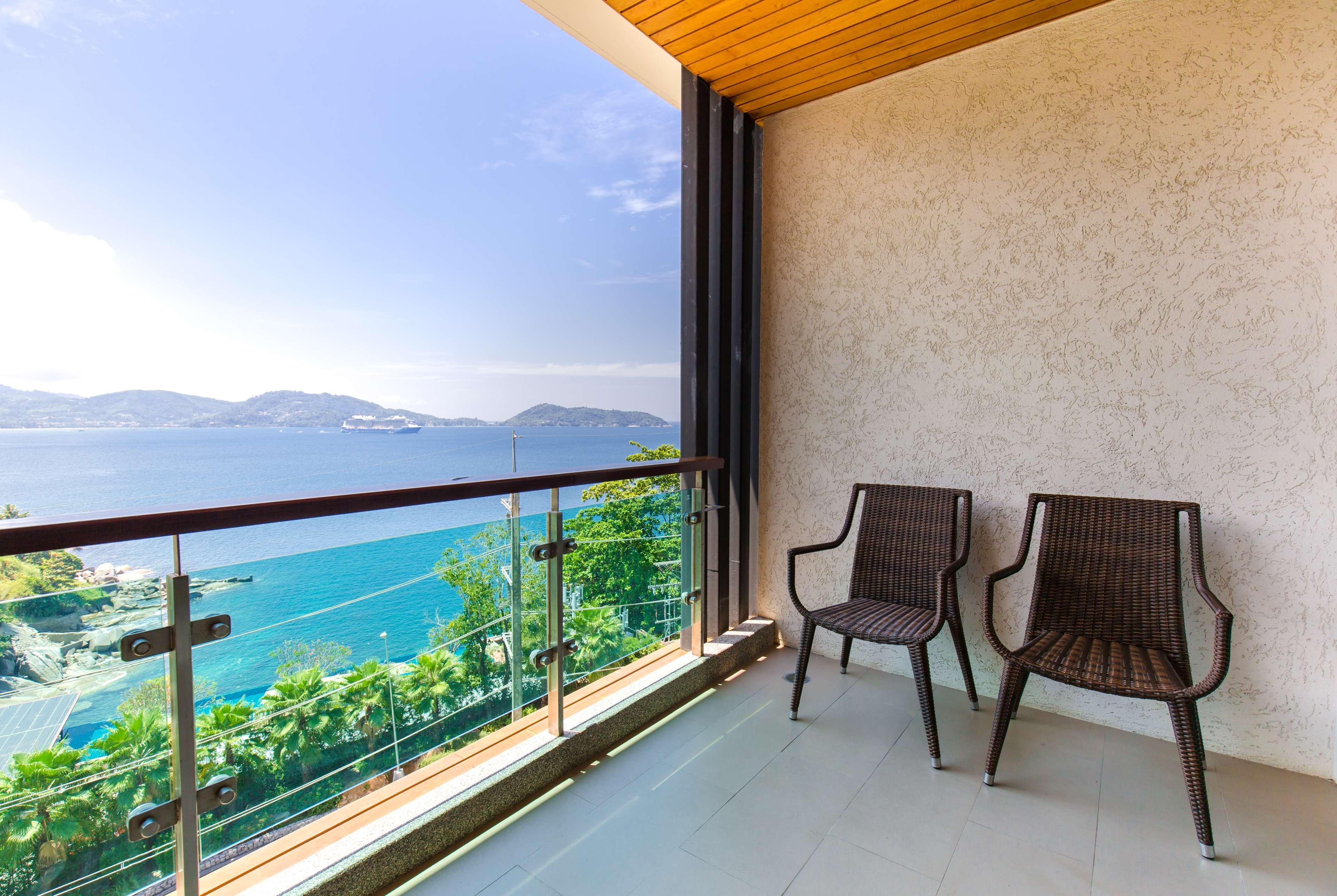 ホテル ウィンダム グランド プーケット カリム ベイ パトン エクステリア 写真 A balcony