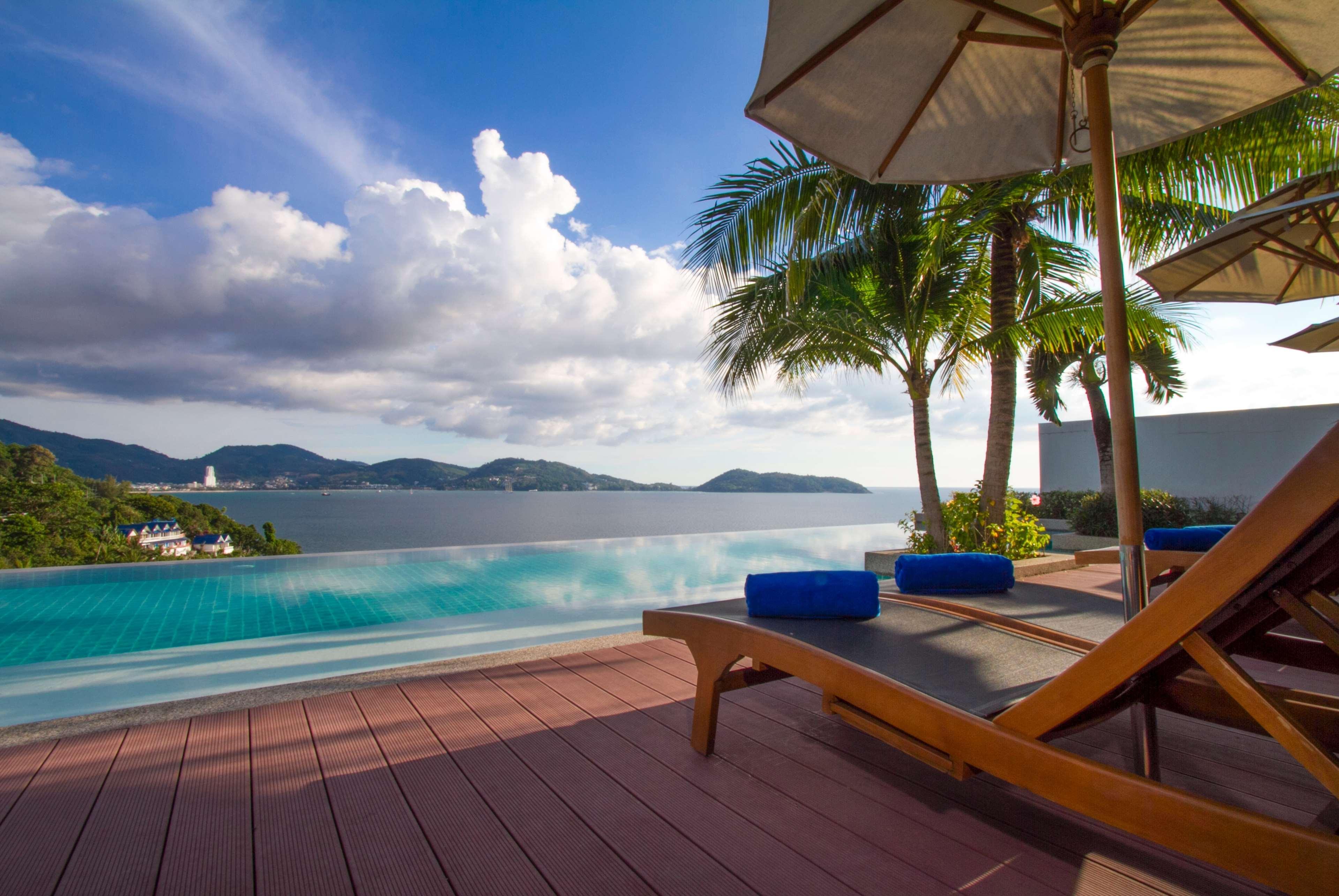 ホテル ウィンダム グランド プーケット カリム ベイ パトン エクステリア 写真 View from the pool