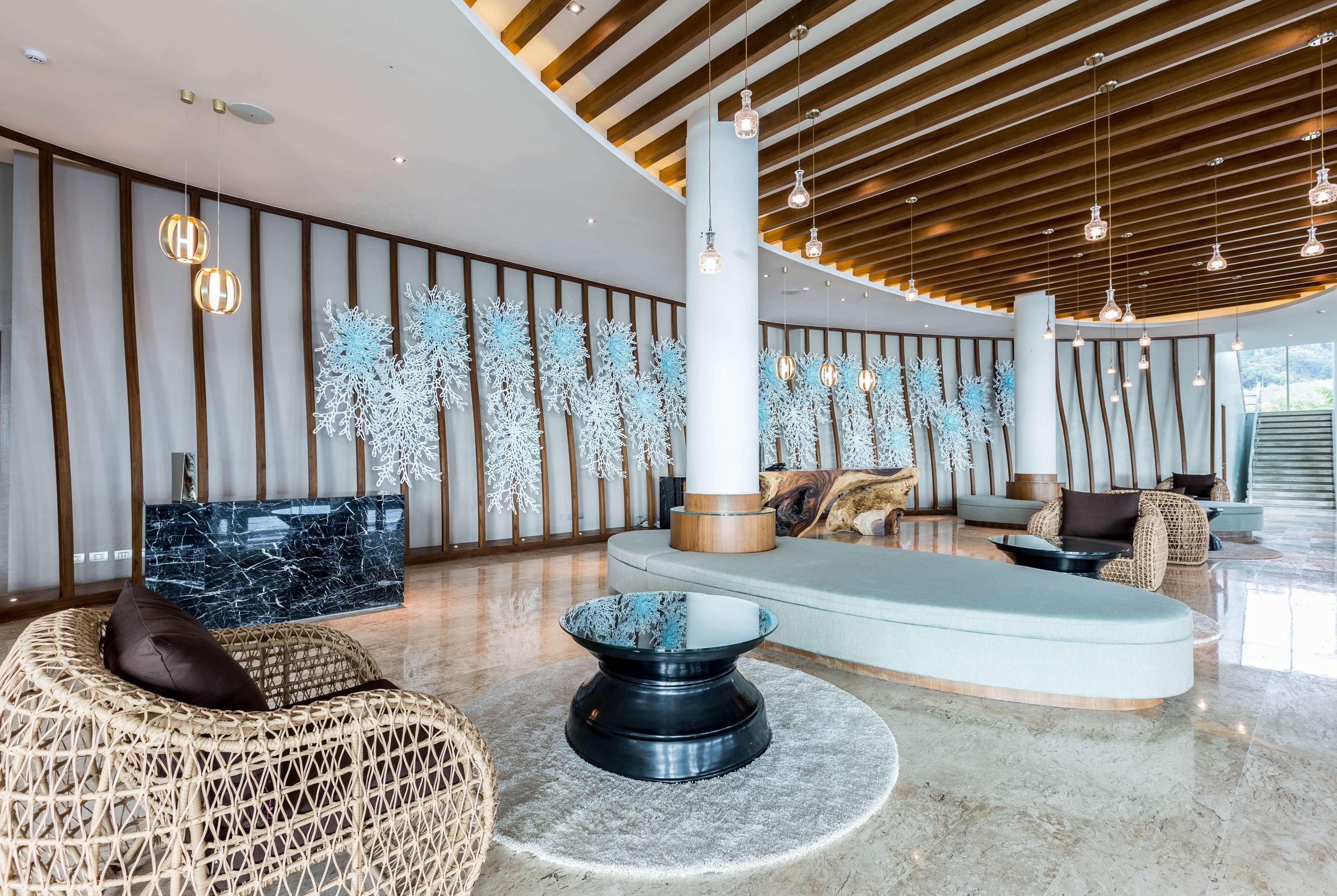 ホテル ウィンダム グランド プーケット カリム ベイ パトン エクステリア 写真 The lobby of the hotel