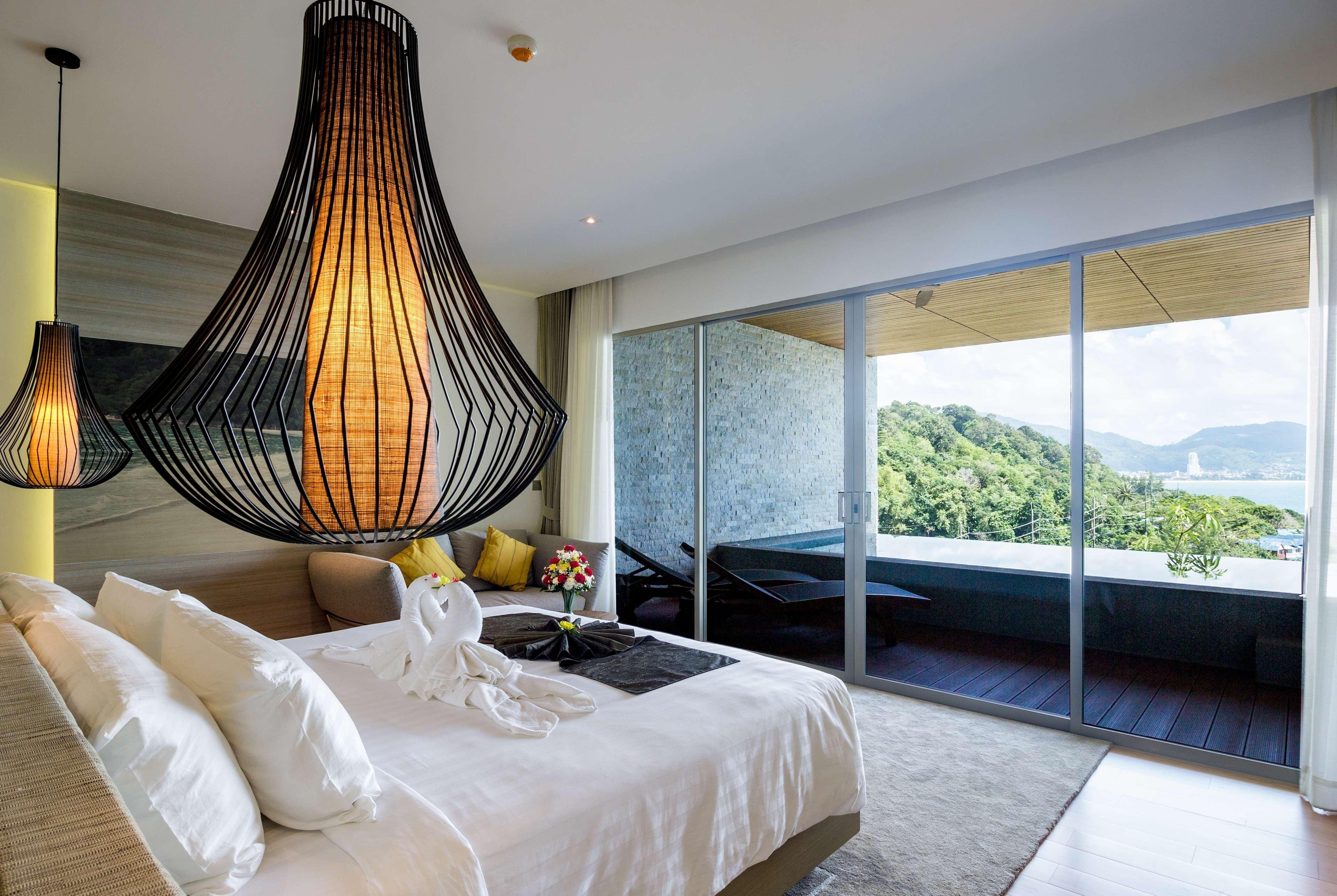 ホテル ウィンダム グランド プーケット カリム ベイ パトン エクステリア 写真 A bedroom at The Cape