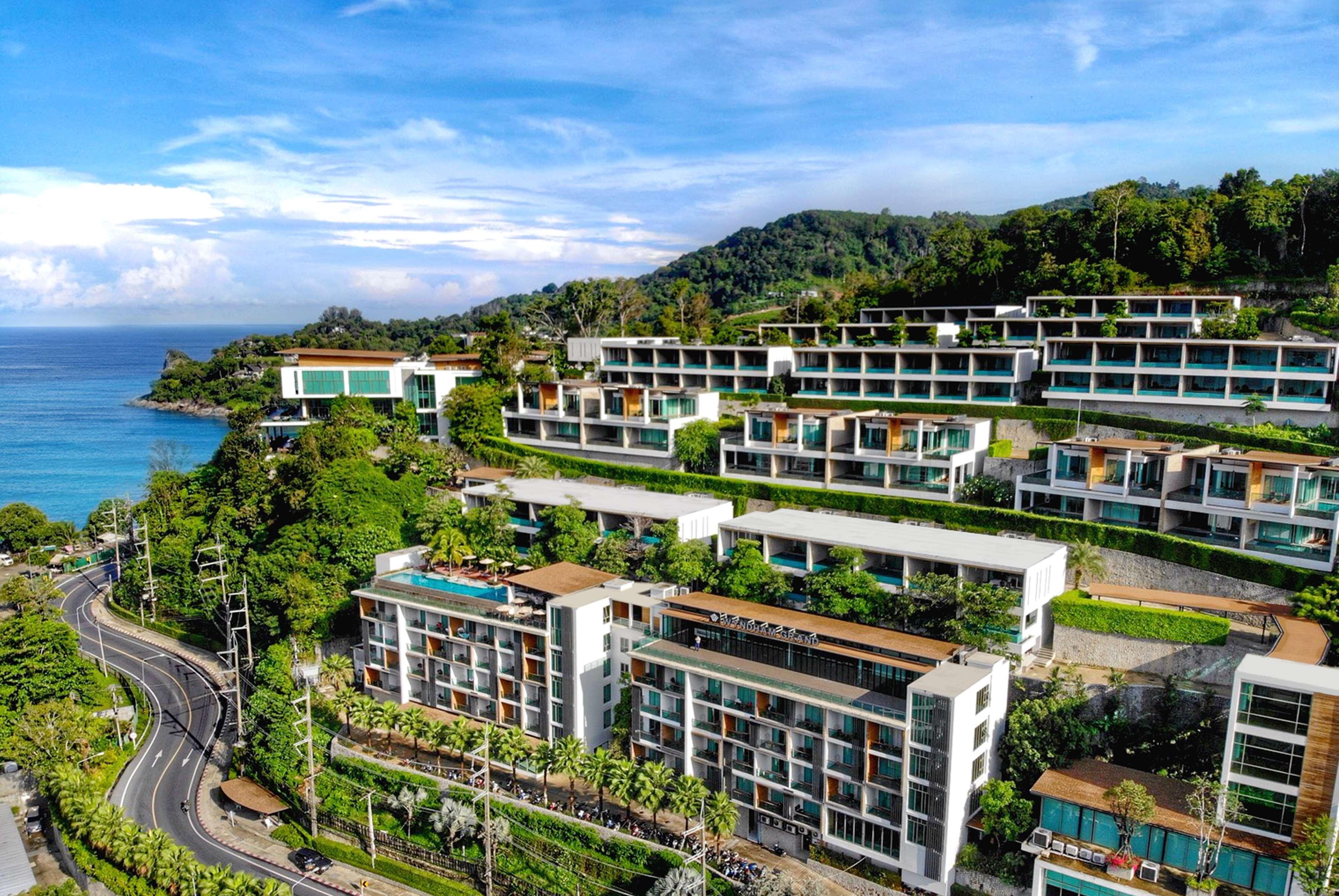 ホテル ウィンダム グランド プーケット カリム ベイ パトン エクステリア 写真 The Village Koh Samui