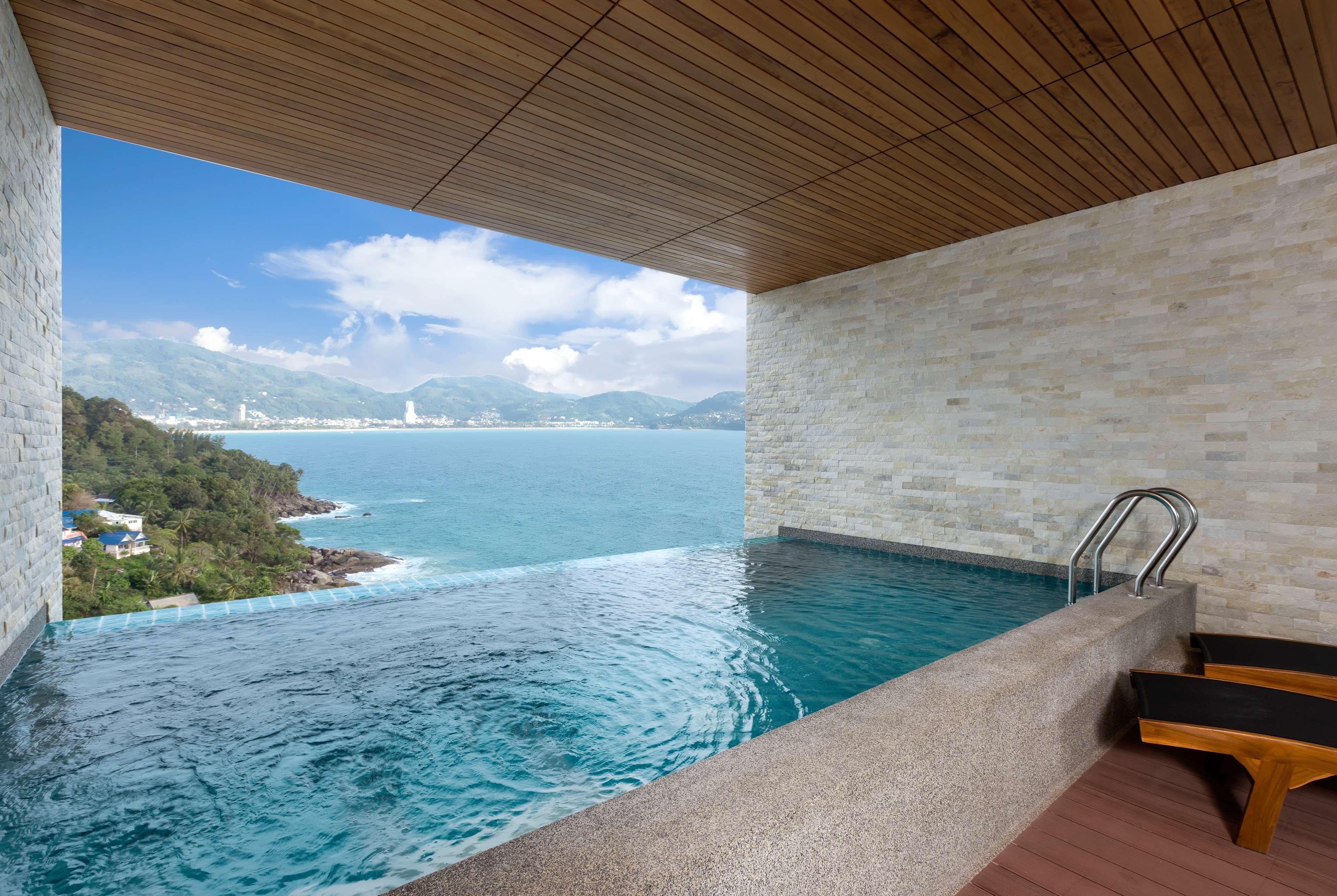 ホテル ウィンダム グランド プーケット カリム ベイ パトン エクステリア 写真 The private pool of a Sky Villa