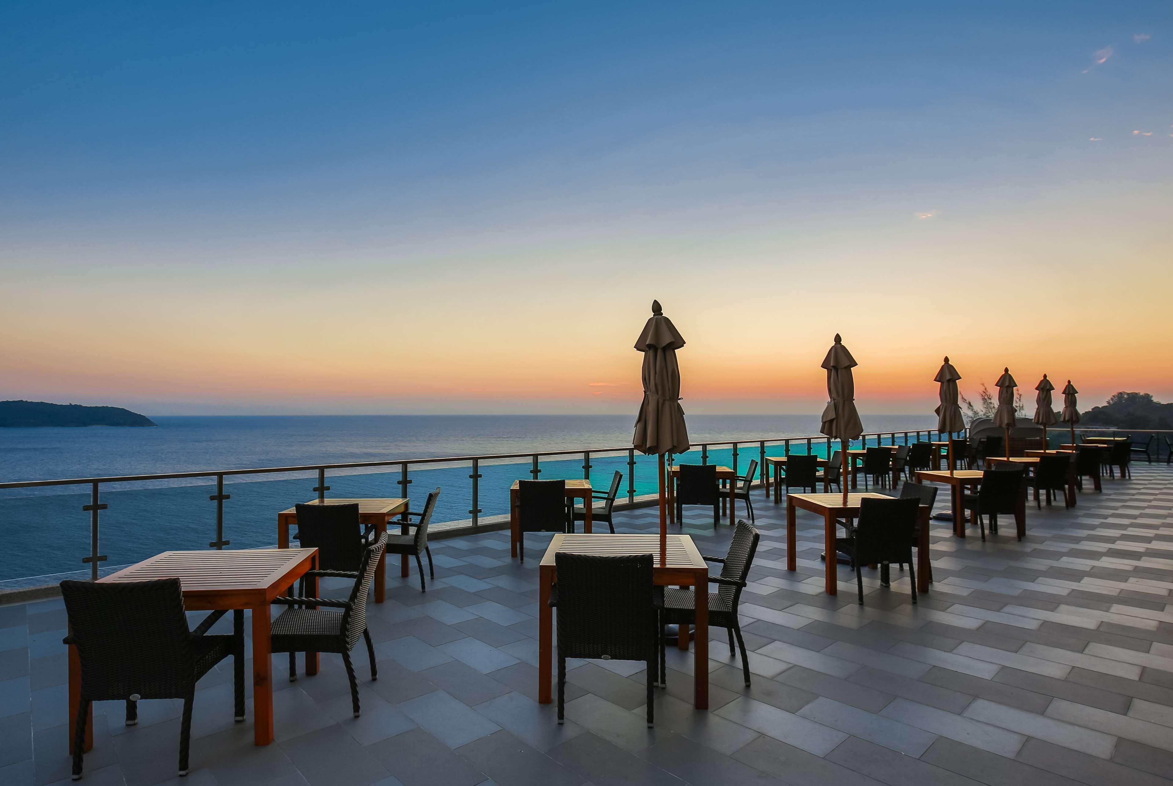 ホテル ウィンダム グランド プーケット カリム ベイ パトン エクステリア 写真 Sunset at the hotel