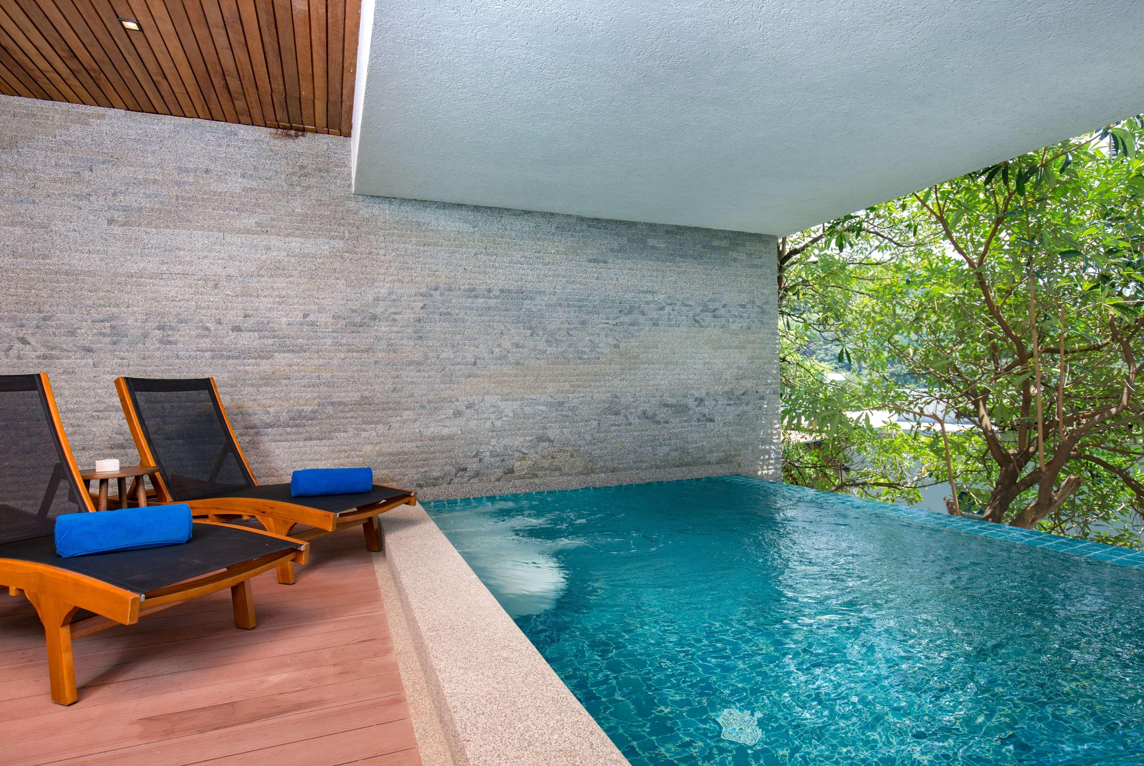 ホテル ウィンダム グランド プーケット カリム ベイ パトン エクステリア 写真 The swimming pool at the hotel