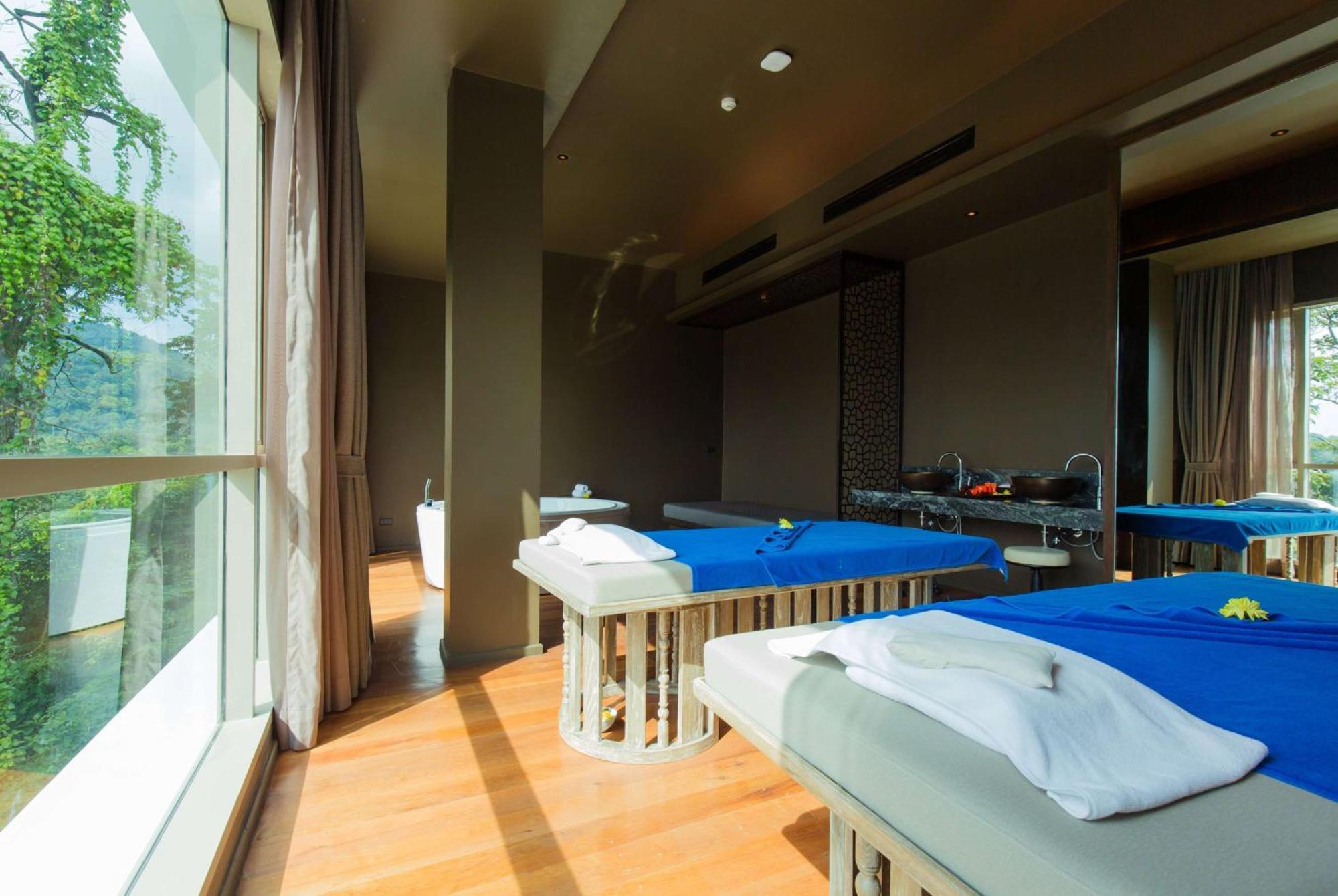 ホテル ウィンダム グランド プーケット カリム ベイ パトン エクステリア 写真 A treatment room at the spa
